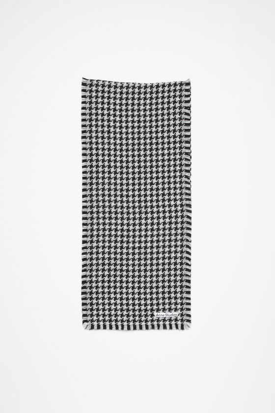 (image for) Acclaimed Houndstooth scarf